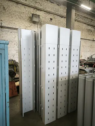 Готовые кабельные лотки ЕИУС 140×300 мм в цеху